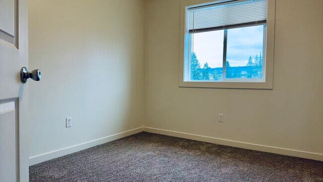 Building Photo - 4 bedroom duplex