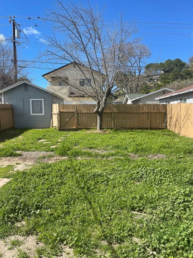 Building Photo - 615/621 Vine