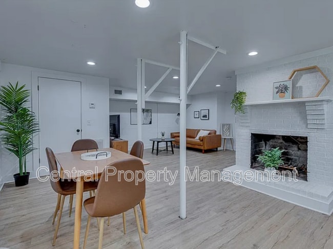 Building Photo - 1126 N Hwy 25 Bypass