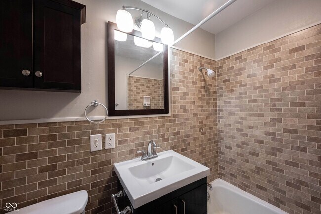 Building Photo - 140 Maple Park Dr