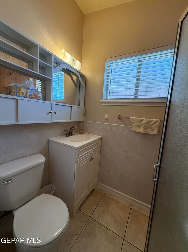 Building Photo - 10449 Chinaberry Dr