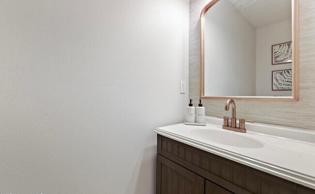 Building Photo - Updated 4 bedroom 2.5 bath home in Ocean Springs!