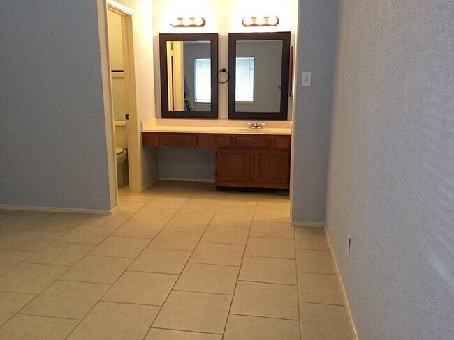 Building Photo - 7351 Sonnet Glen Ln