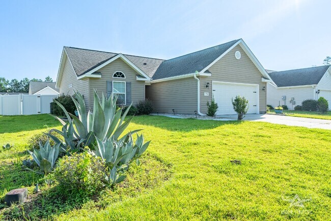 Building Photo - Split Floor Plan, Open and Bright
