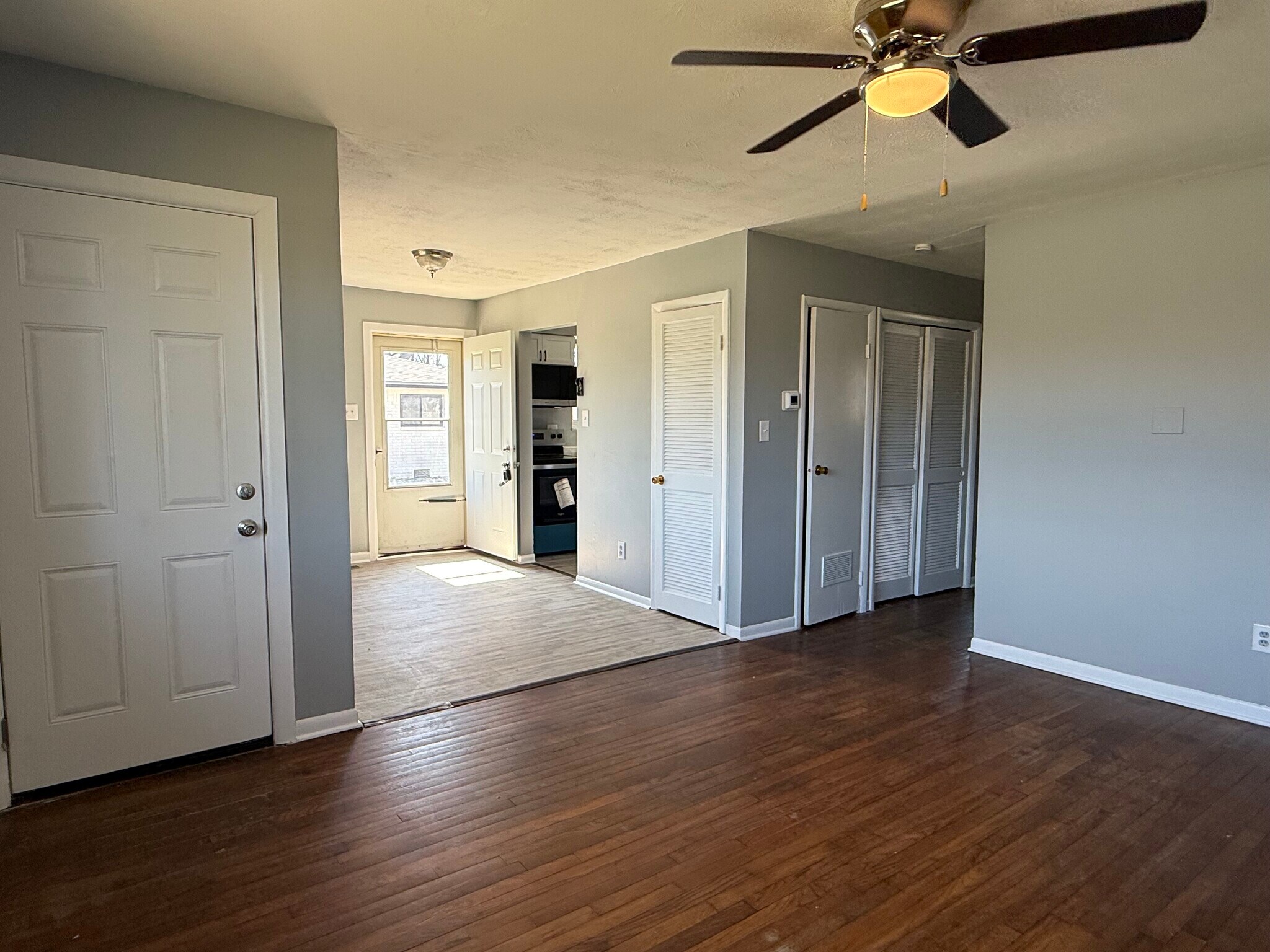 Building Photo - 916 N Avon Ave