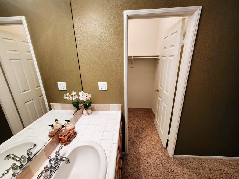 Building Photo - 5240 Premiere Hls Dr