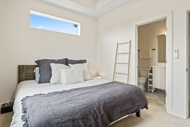 Building Photo - 6417 N Greenley Ave #4