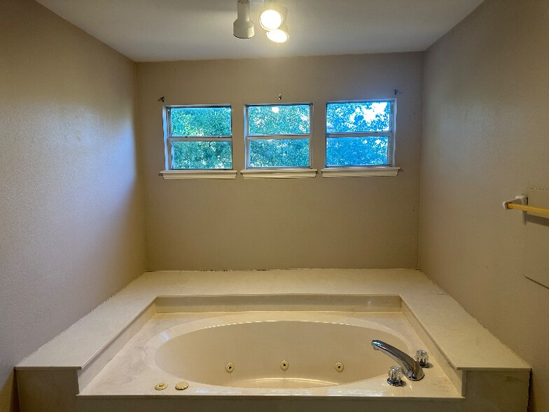 Building Photo - 3712 W Hartford St