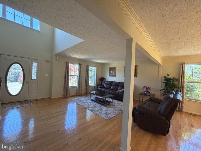 Building Photo - 407 Tamarack Cir