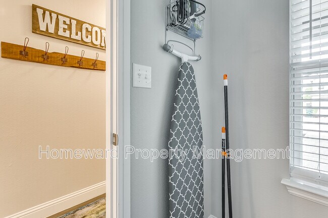 Building Photo - 3809 Huntington Dr