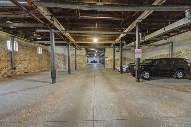 Building Photo - Available 9/1. Awesome 1 BR/1.5 BA Apartme...
