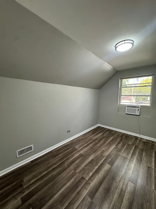 Building Photo - 4 Bedroom 2 Bathroom House in Dolton ! A M...