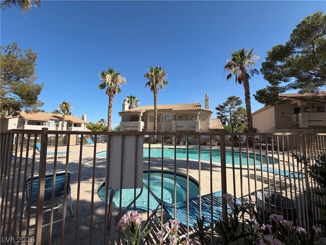 Building Photo - 920 Rockview Dr