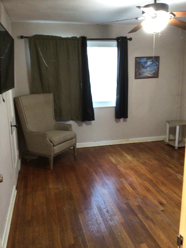 Building Photo - 163 Elmira St SW