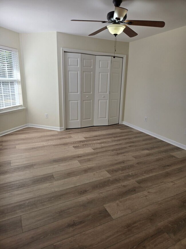 Building Photo - Merestone -Single Story Townhome,  Near by Shopping &  Halyburton Park, Lawn & Trash Included