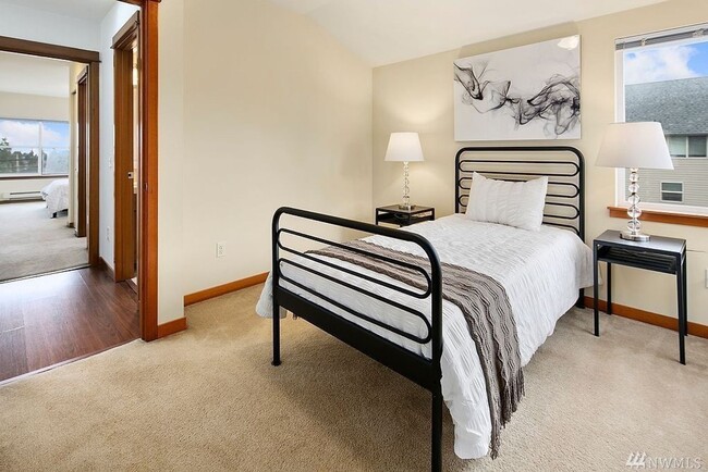 Building Photo - 3 bedroom / 2.5 bathroom townhome in West Seattle's Highland Park.