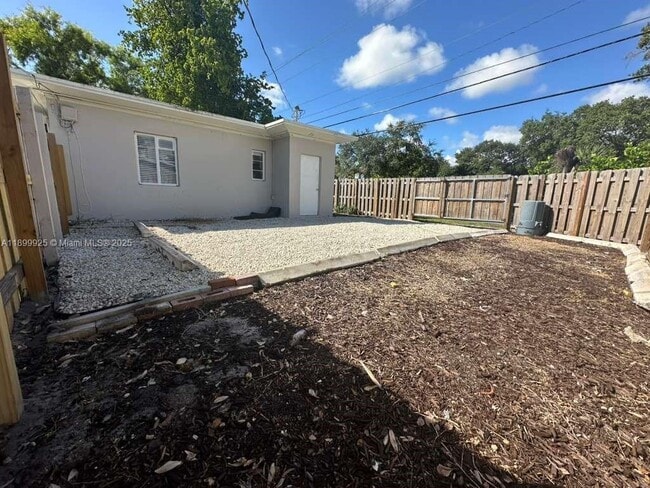 Building Photo - 401 SE 14th Ct