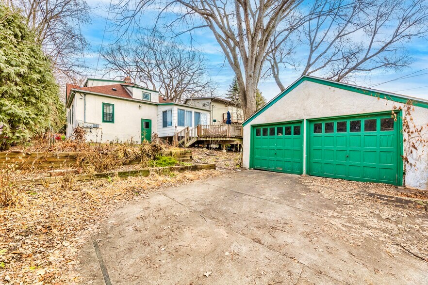Covered Garage Available - 134 Warwick St SE
