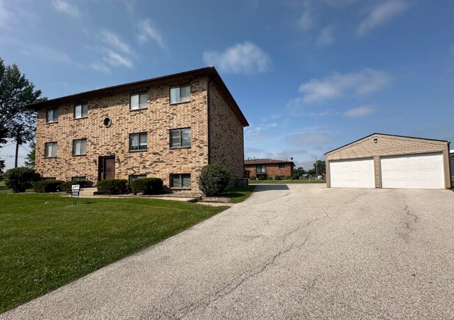 Building Photo - 2 Bedroom/1 Bath Apartment For Rent