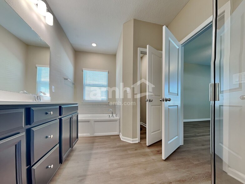 Building Photo - 245 Hemlock Pt