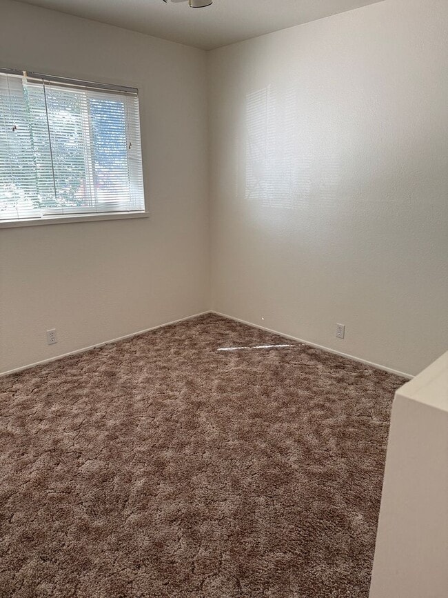 Building Photo - 2101 Aspen Dr