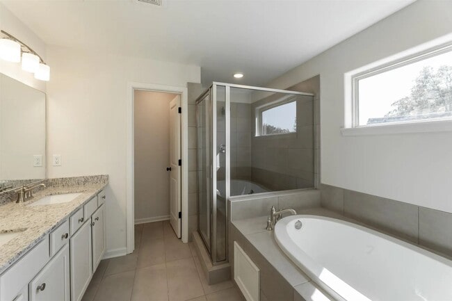 Building Photo - 140 Blue St