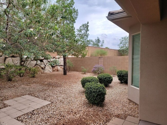 Building Photo - Single-Level Home with 2 Bedrooms & Den in...