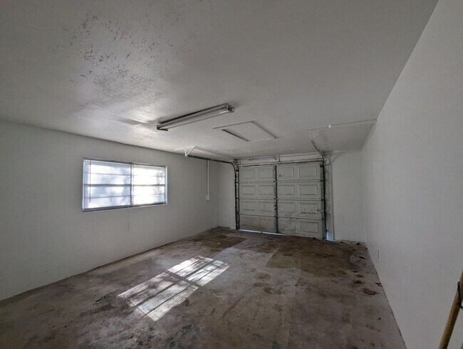 Building Photo - 3351 N Bay Ave