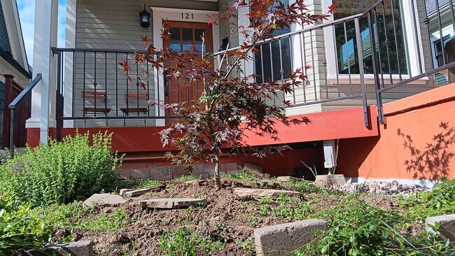 Building Photo - Lovely NE  3 Bed 2 Bath - King Neighborhood - A/C, Garage and Location!