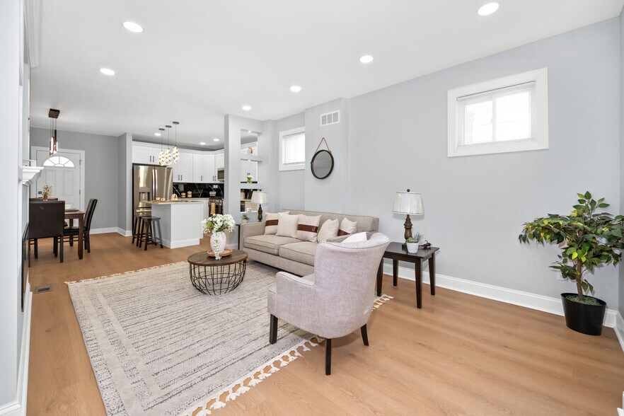 Building Photo - 504 W 26th St