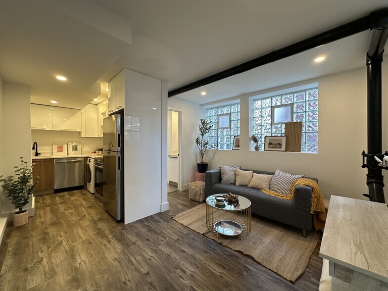 Building Photo - 941 W Carmen Ave