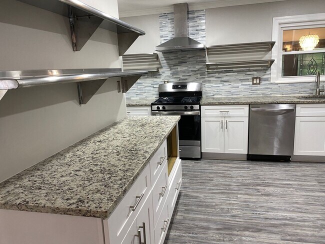 Building Photo - Amazing in town ranch awaits you!