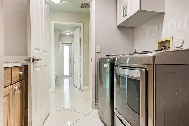 Building Photo - 10133 NW 48th Dr