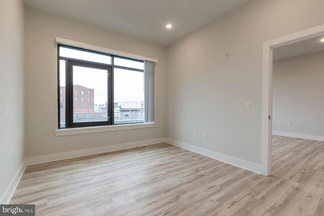 Building Photo - 2440 Kensington Ave