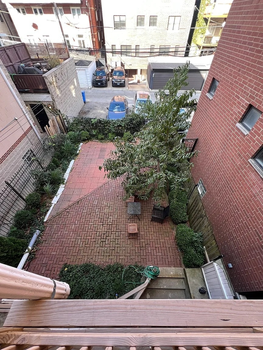 Building Photo - 844 W Aldine Ave