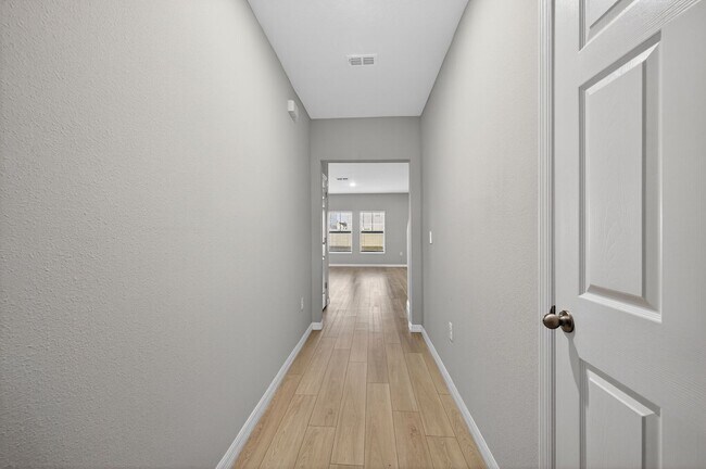 Building Photo - Spacious 4 Bedroom for Rent - With Amenities!