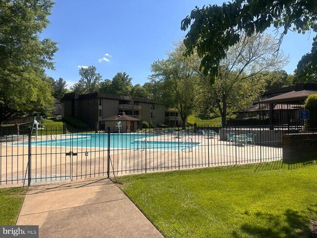 Building Photo - 5821 Royal Ridge Dr