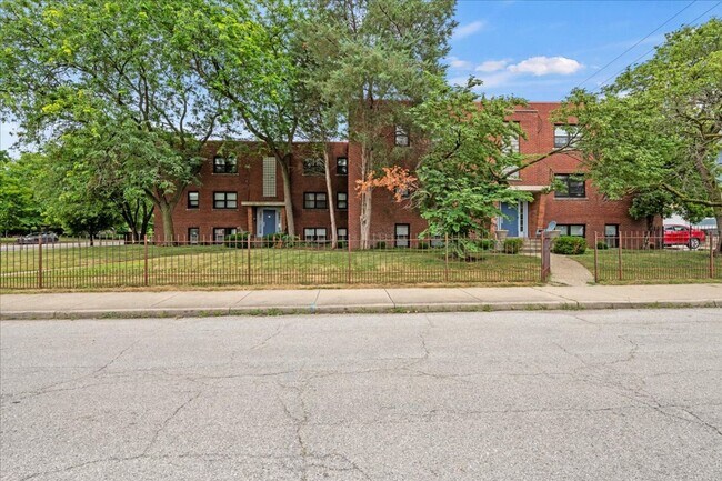Building Photo - 306-306 E 19th St
