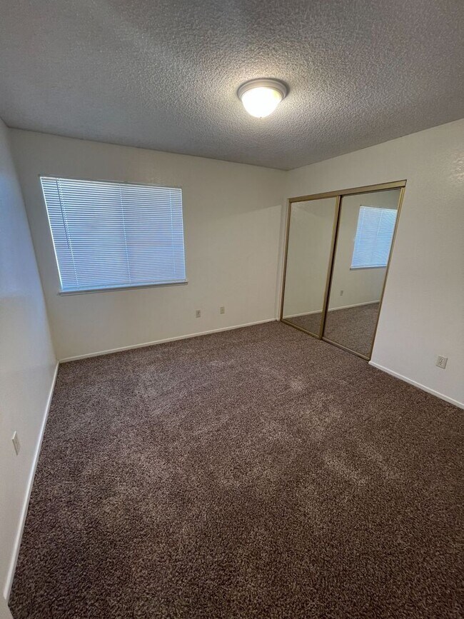 Building Photo - 4 BEDROOM APPLE VALLEY HOME ON CUL DE SAC!