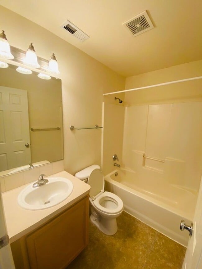 Building Photo - Charming and Spacious Home
