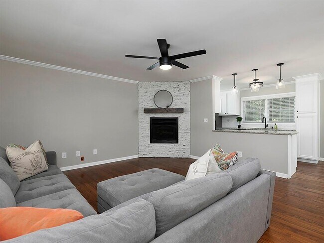 Building Photo - 3249 Howell Dr