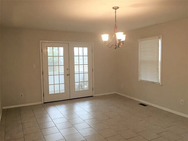 kitchen/dining with french doors to screened porch - 407 Collins Ave
