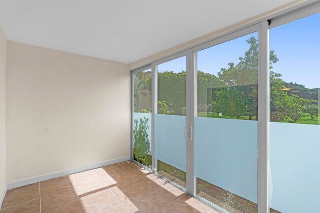 Building Photo - 300 NE 26th Ave