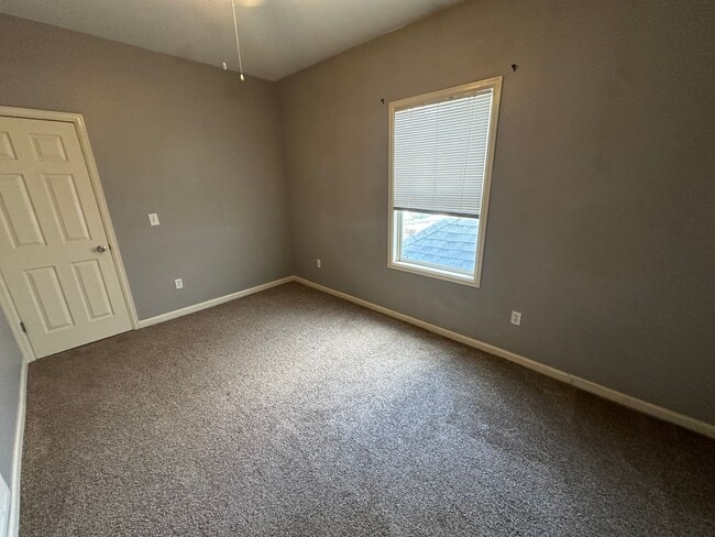 Building Photo - Updated 3-bed 1-bath upper home in Sunnyside with clean finishes and a fresh contemporary feel!