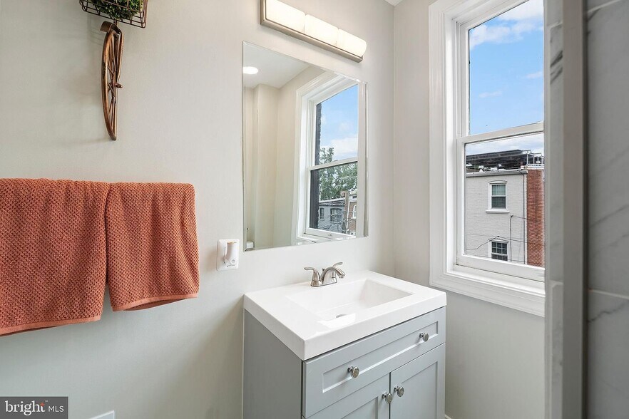 Building Photo - 202 Adams St NE