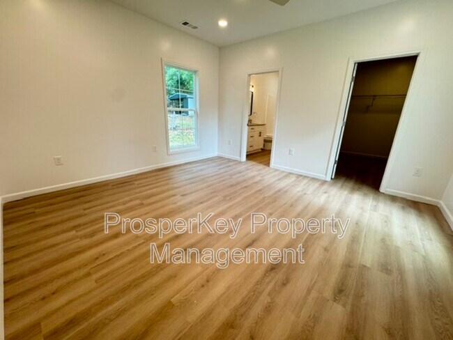 Building Photo - 3825 Mulberry Dr