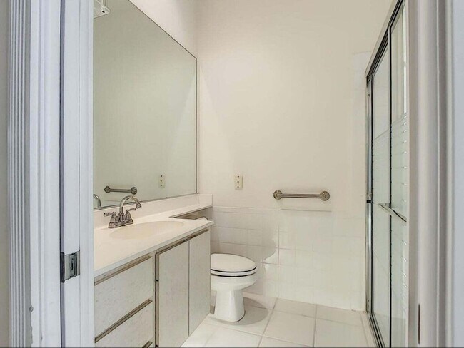 Building Photo - 8533 SE Palm Hammock Ln