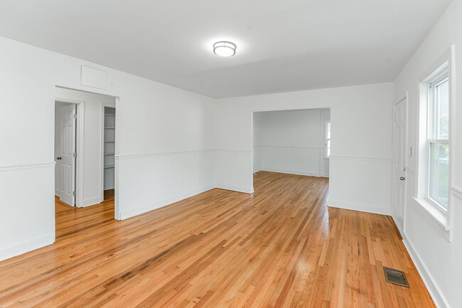 Building Photo - 806 S Moore Rd