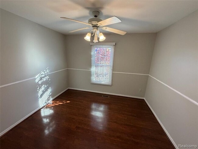 Building Photo - 39588 Squire Rd