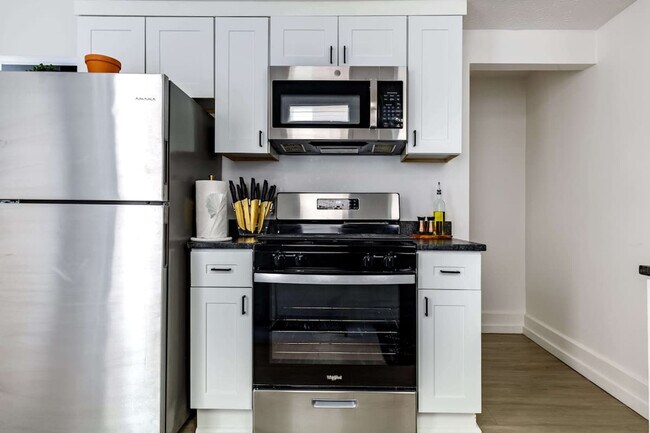 Building Photo - 313 W 4th Ave